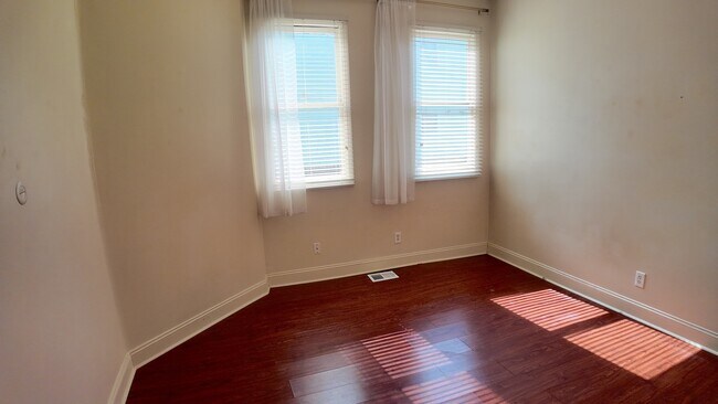Photo - 309 W 41st St