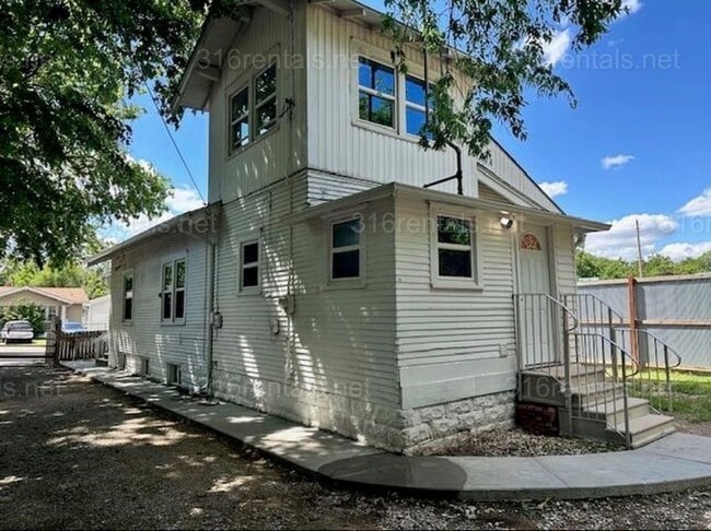 Building Photo - $1,295 - 3 bedroom / 1 bathroom - Single Family Home