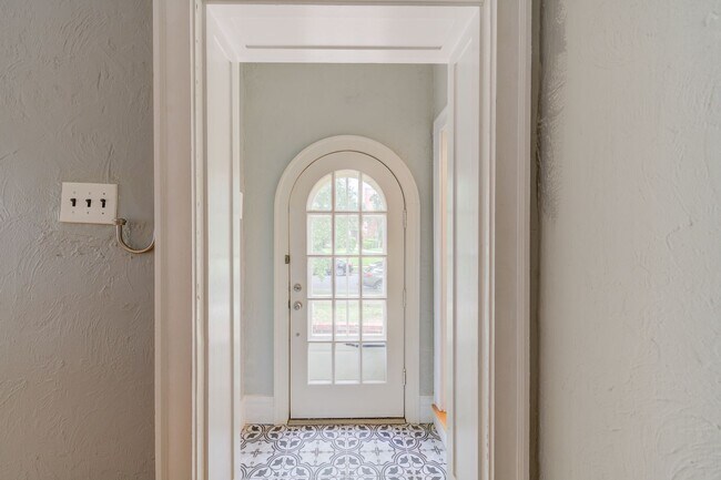 Photo - (869) 8002 Davis/701 S. Meramec Unit 8002 Davis