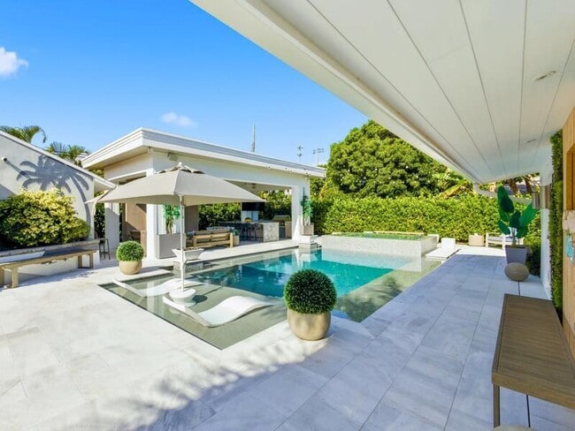 Photo - 2210 NE 3rd Ave