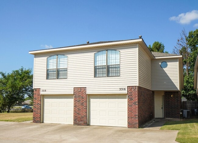 Building Photo - Must see 2 bed, 2 bath duplex near the University of Oklahoma