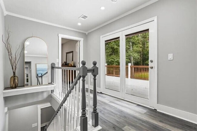 Photo - 724 Cowan Rd SE