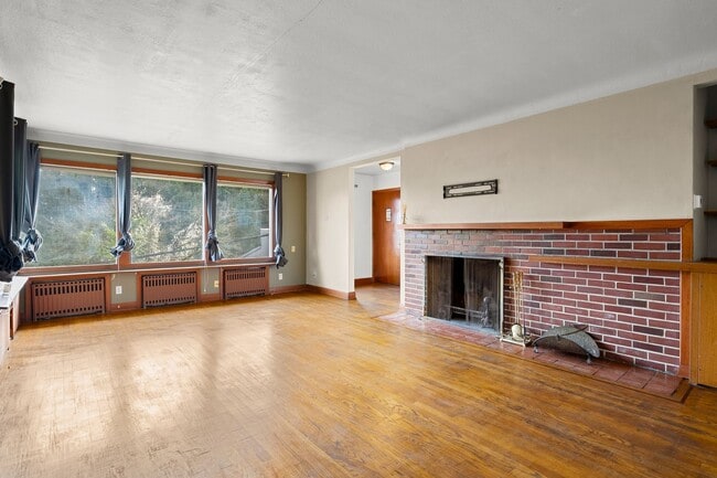 Photo - 825 SW Broadway Dr