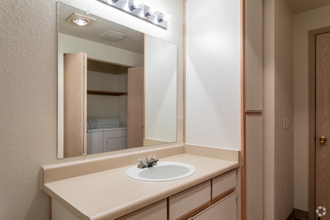 2BR, 1BA - 884 SF