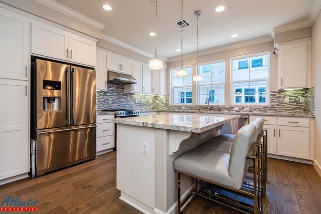 Building Photo - Gorgeous Condo | Premium Materials