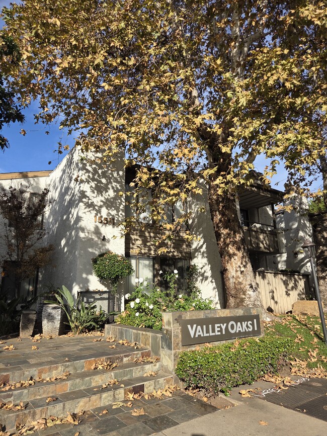 Building Photo - 15511 Sherman Way Unit 11