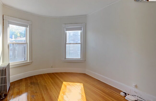 9/1 No Fee! Sunny 2BR w/private balcony, h... - 9/1 No Fee! Sunny 2BR w/private balcony, h...