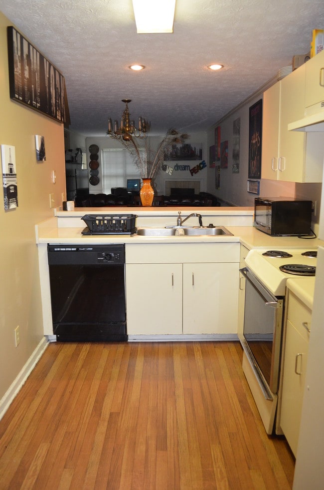 Photo - Shady Oaks Apartments