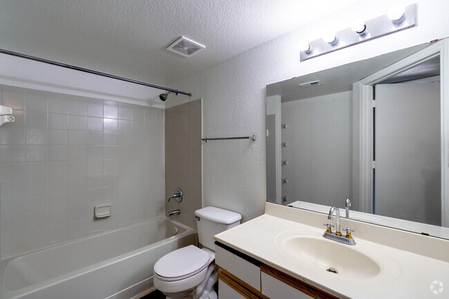 4 habitaciones, 2 baños - 1296 pies cuadrados - Baño - Tierra Vista RFK LLC