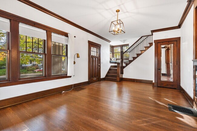 Photo - 127 Trowbridge St NE