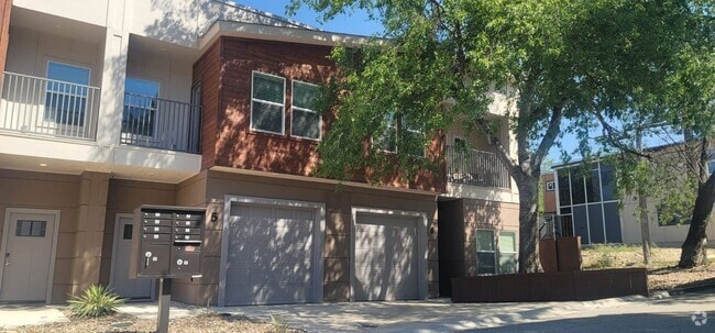 Building Photo - Beautiful NEW Condo/Home 3 Bedrooms/2.5 Ba...