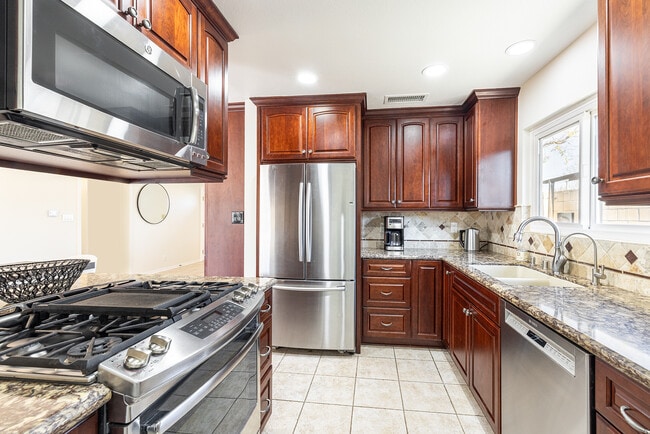 Photo - 2206 Stinson St