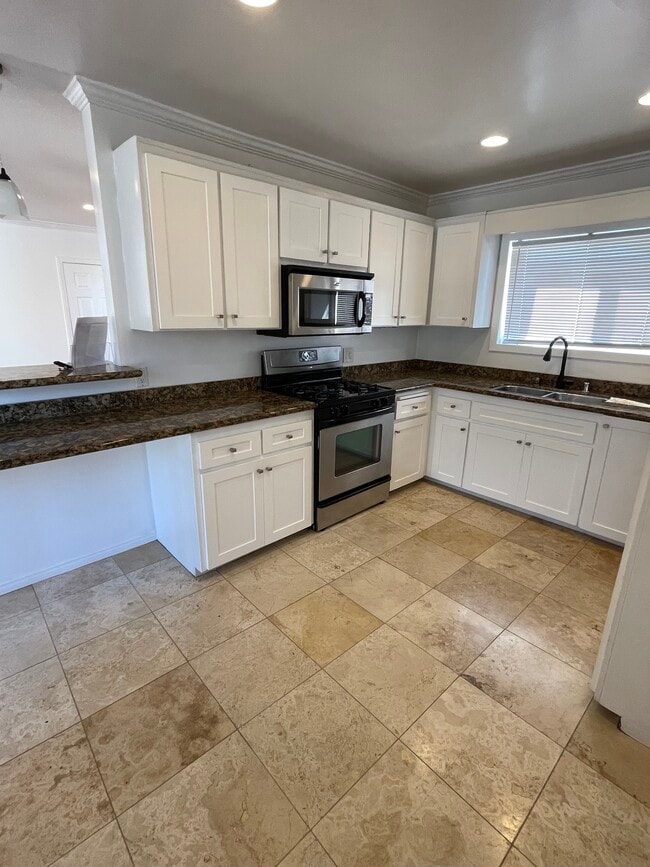 Photo - 914 Fonthill Ave