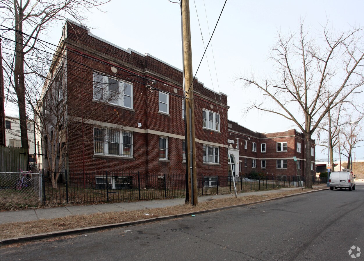 Fiharkha Place - 1301 Ridge Pl SE