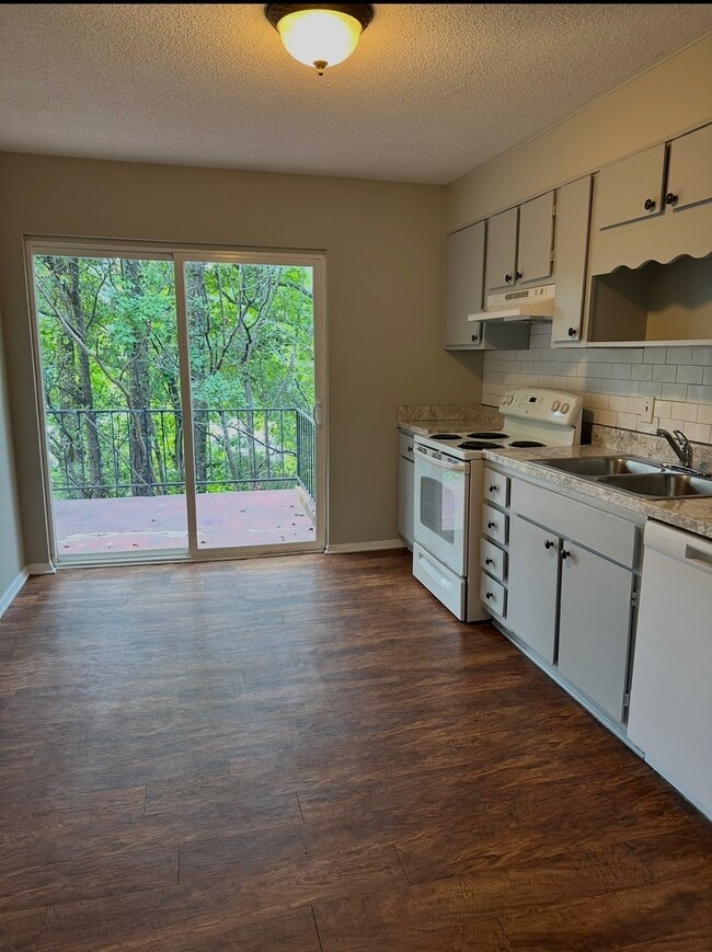 Photo - 820 Beacon Pky E Unidad D