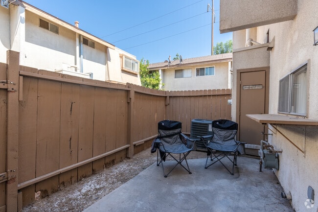 2BR, 1.5BA - 925SF - Patio