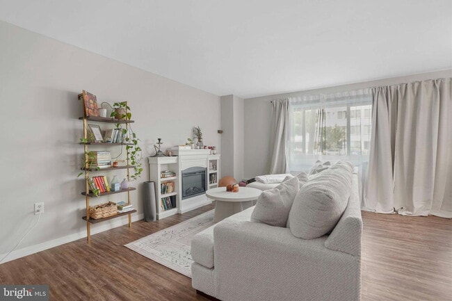 Photo - Welcome to this lovely and spacious fully remodeled 1 bedroom, 1 bath condo at The Cavendish Unidad 314