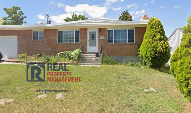 Building Photo - 5 bed 2 bath house - 1 car garage - pet friendly