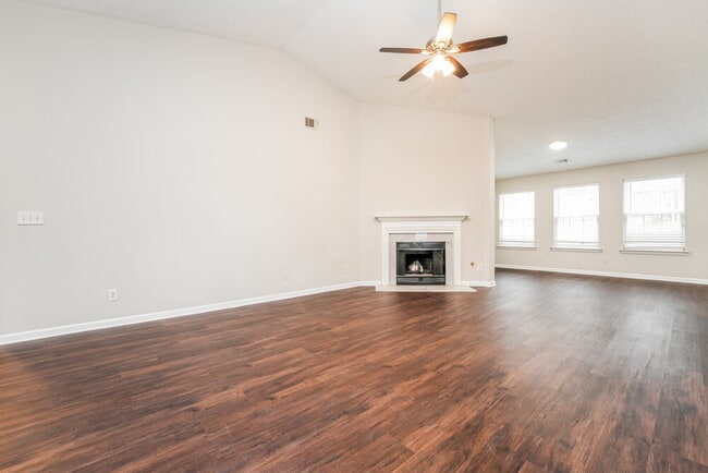 Photo - 1122 Alysum Ave SE