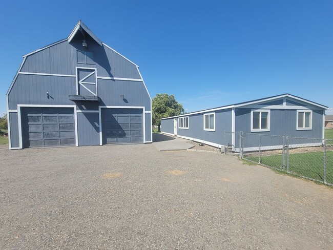 Building Photo - Horse Property with land in Finley/Kennewick Rental