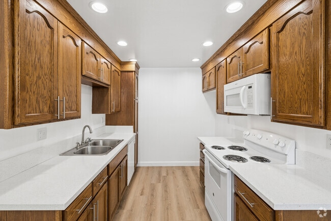 1BR, 1BA - 815SF - Kitchen