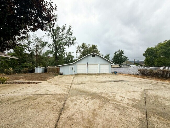 Photo - 400 Burgess St