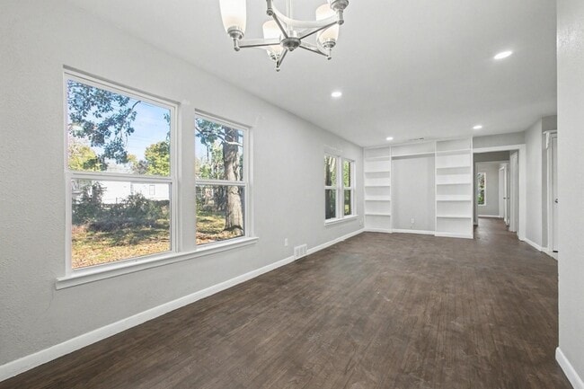 Photo - 2319 Glengariff Dr