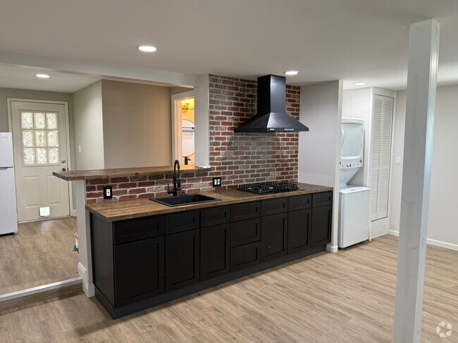Building Photo - 1706 W Southgate Ave Rental