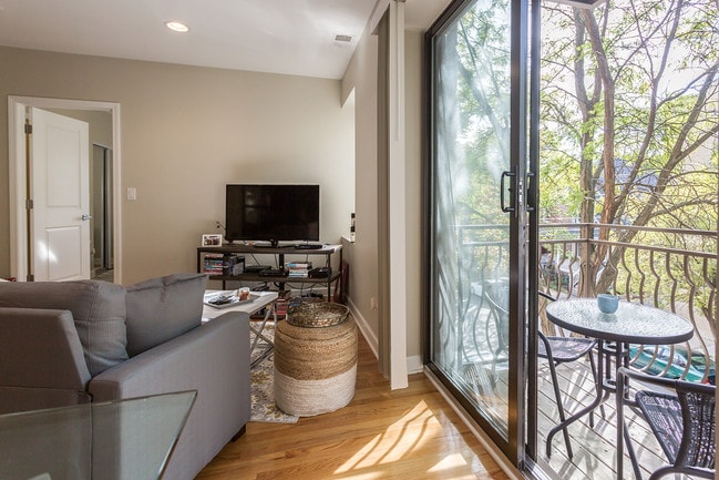 Photo - Lincoln Square Commons - 4759 N Maplewood Ave