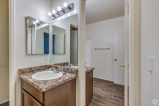 2 BR, 2 BA (Classic) - 912 SF