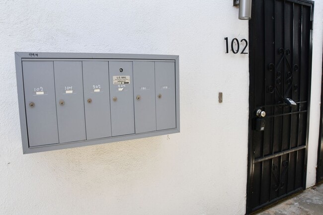 Building Photo - Valencia (994) Unit Valencia (994) #102