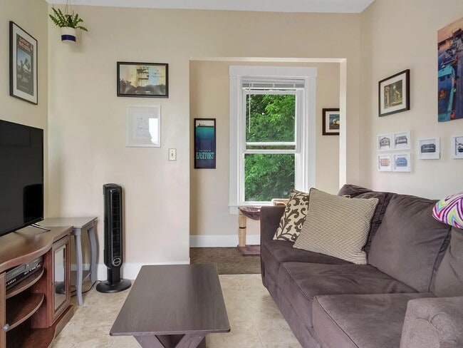 Building Photo - 14 Swan St Unit 2