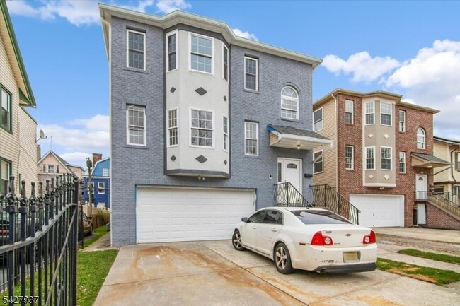 Building Photo - 150 N Munn Ave