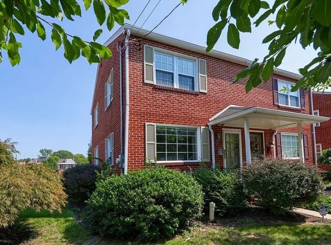 Building Photo - Spacious 2 Bedroom Home with Sunroom and Plenty of Storage!