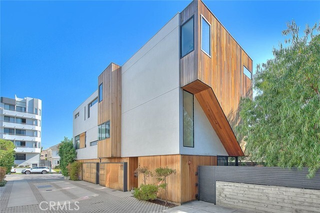 Building Photo - 1825 N Kenmore Ave