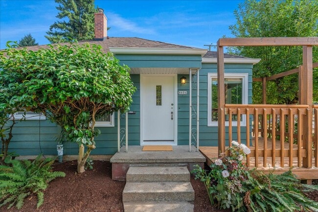 Building Photo - Sweet & Charming 2/1 Home Available Immedi...