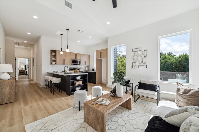 Photo - 415 Clearwater St