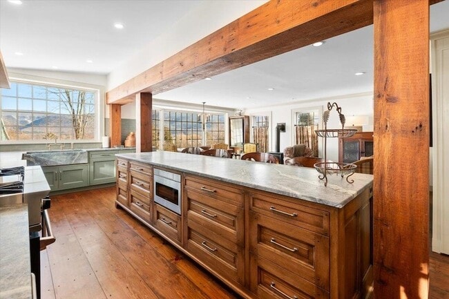 Photo - 3436 Main St