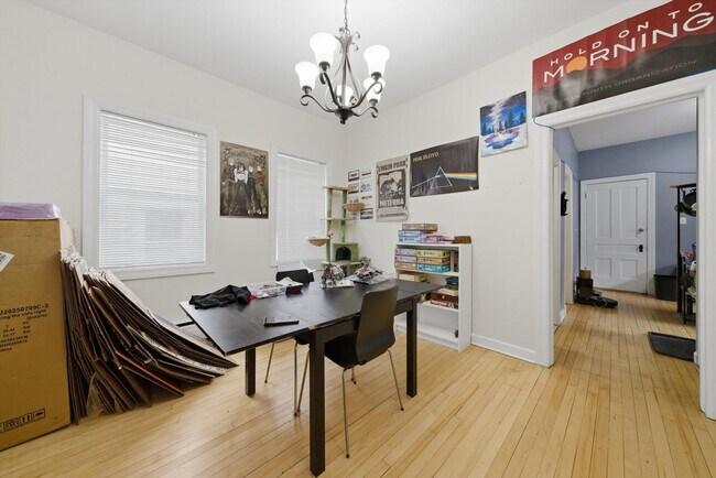 Photo - 3730 N Troy St Unidad 2
