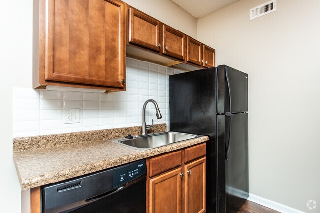 1BR, 1BA - 678 SF - The Foxfire