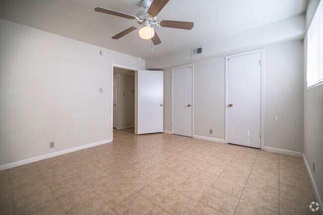 2BR, 1BA - 800SF - Primary Bedroom