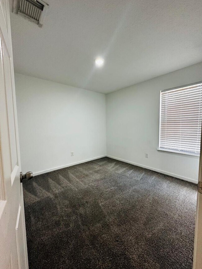 Building Photo - 6946 Paris St