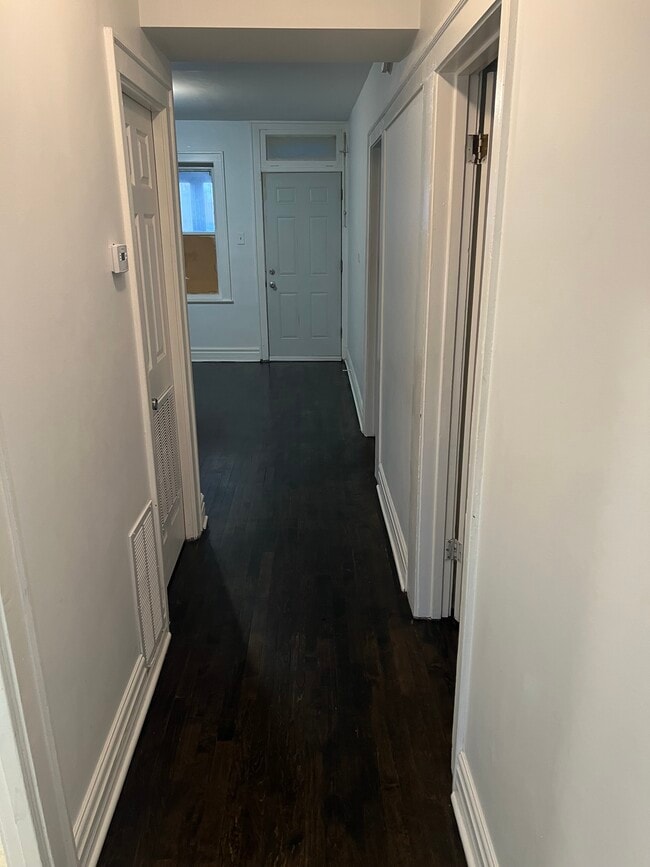 Pasillo a la cocina, baño y dormitorios. - 4872 W Homer St Unidad 1st Floor