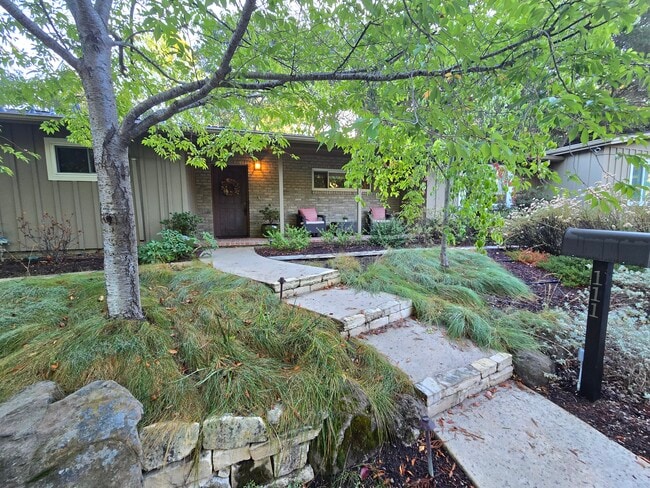Building Photo - Temp Shared Housing Portola Valley (Oct thru March)