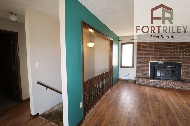 Photo - 1554-3325 3325 Ave