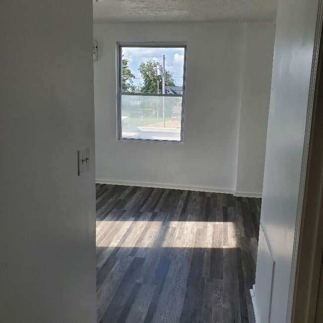 Building Photo - 1BDRM APARTMENT FOR RENT