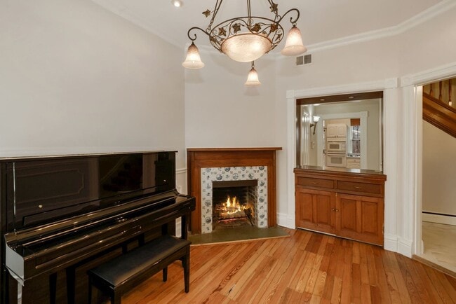 Photo - 3 Bed 2.5 Bathroom - Capitol Hill Rowhome - Driveway For Parking