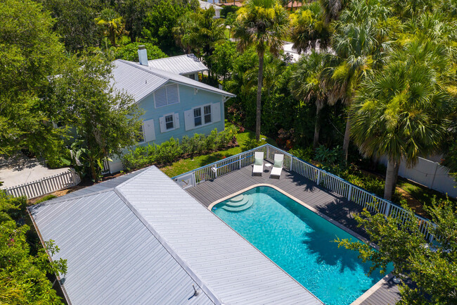 Building Photo - 708 SE Riverside Dr Rental