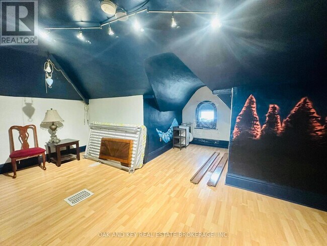 Photo - 416 Simcoe St