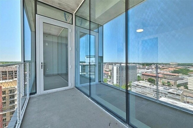 Photo - 313 W 17th St Unidad 1903